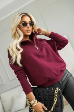 BLUZA BAWEŁNIANA NA STÓJCE Z MINIMIALISTYCZNYM NAPISEM BURGUNDOWA