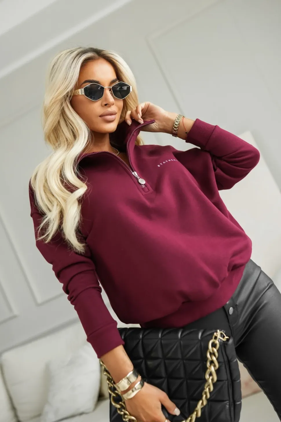 BLUZA BAWEŁNIANA NA STÓJCE Z MINIMIALISTYCZNYM NAPISEM BURGUNDOWA