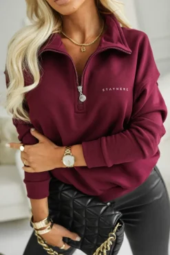 BLUZA BAWEŁNIANA NA STÓJCE Z MINIMIALISTYCZNYM NAPISEM BURGUNDOWA