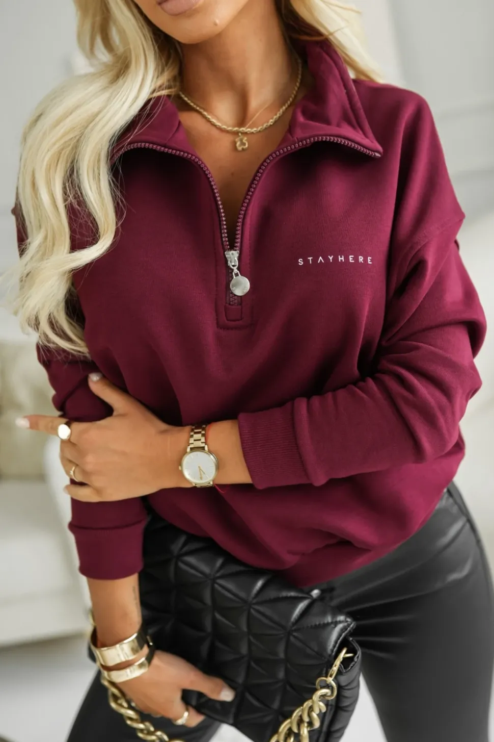 BLUZA BAWEŁNIANA NA STÓJCE Z MINIMIALISTYCZNYM NAPISEM BURGUNDOWA