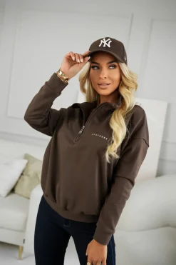 BLUZA BAWEŁNIANA NA STÓJCE Z MINIMIALISTYCZNYM NAPISEM CZEKOLADOWA