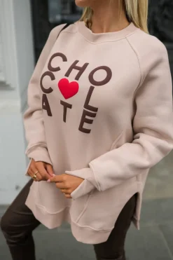 BLUZA BAWEŁNIANA OVERISZE OCIEPLANA Z NAPISEM CHOCOLATE BEŻOWA