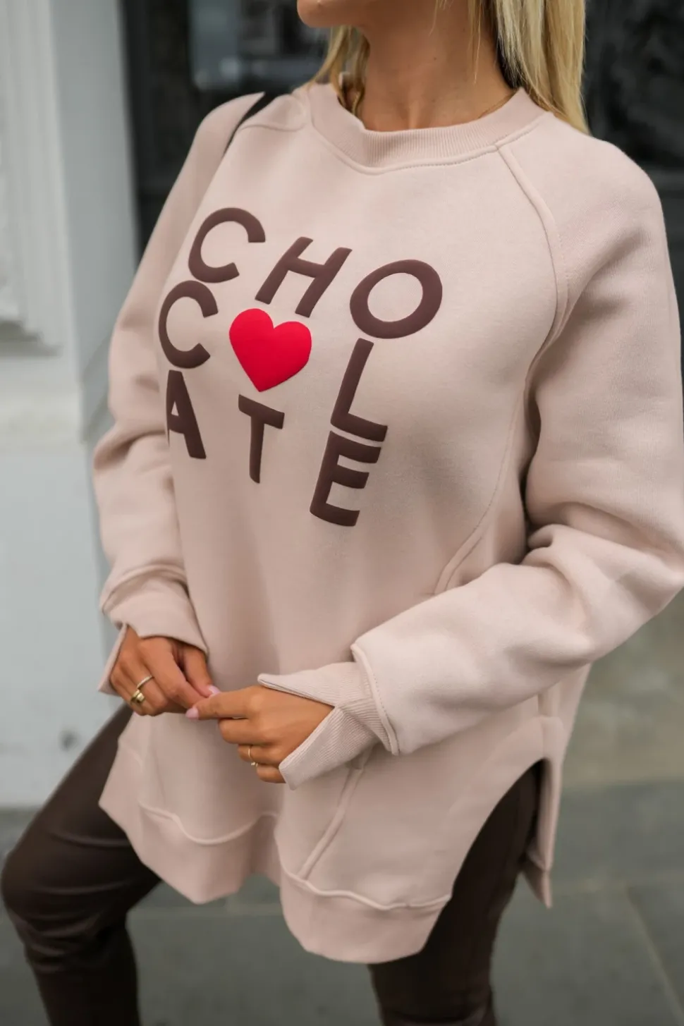 BLUZA BAWEŁNIANA OVERISZE OCIEPLANA Z NAPISEM CHOCOLATE BEŻOWA