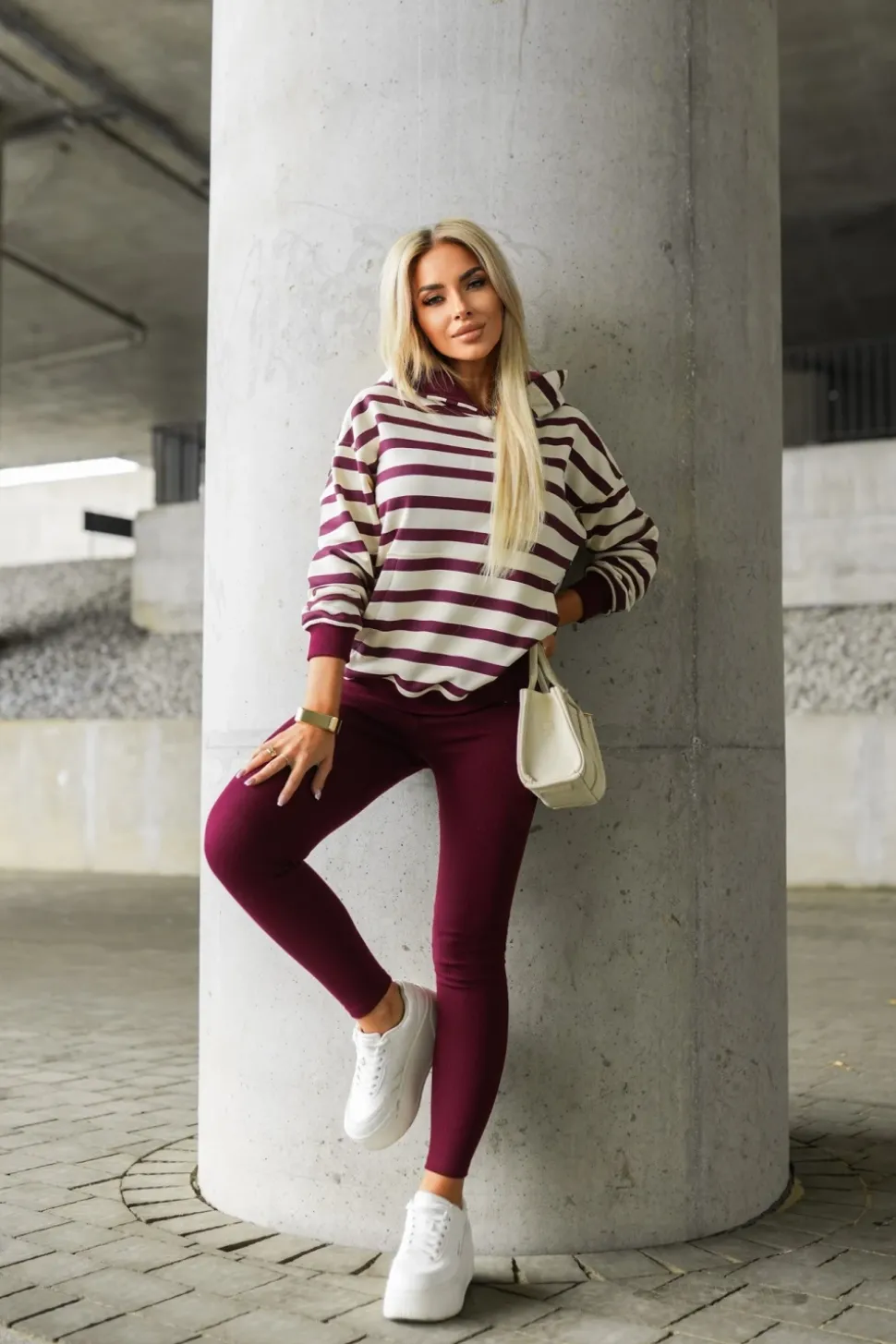 BLUZA BAWEŁNIANA Z KAPTUREM W PASY BURGUNDOWO-BEŻOWE