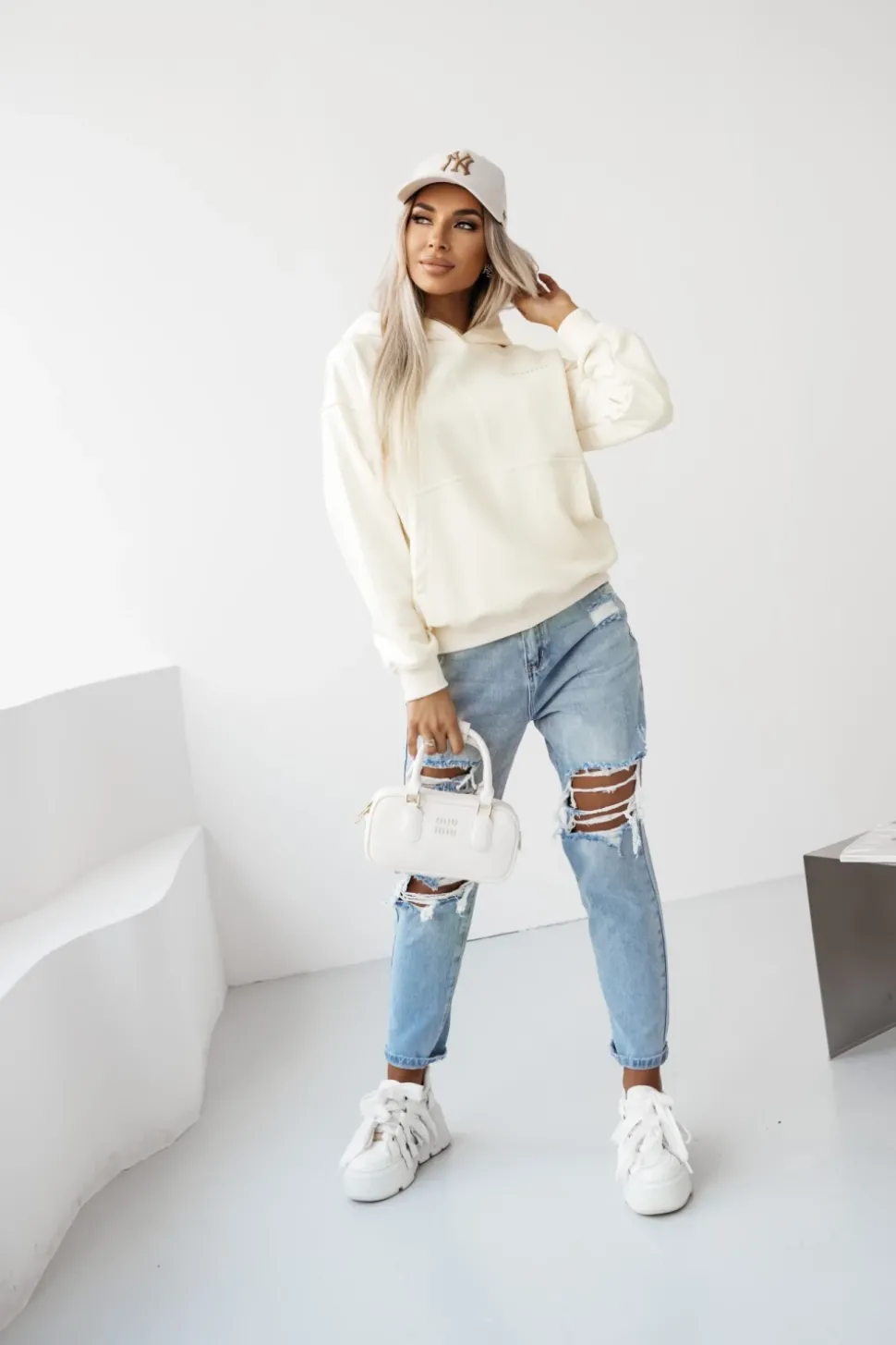 BLUZA BAWEŁNIANA Z MINIMALISTYCZNYM NAPISEM ECRU