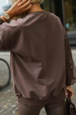 BLUZA BAWEŁNIANA Z OZDOBNYMI CYRKONIAMI Z SIATECZKOWYMI RĘKAWAMI CZEKOLADOWA