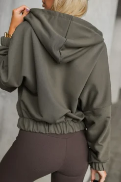 BLUZA DRESOWA BAWEŁNIANA Z KAPTUREM Z MINIMALISTYCZNYM NAPISEM KHAKI