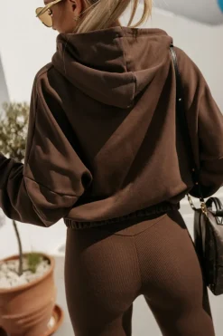 BLUZA DRESOWA BAWEŁNIANA Z KAPTUREM Z MINIMALISTYCZNYM NAPISEM BRĄZOWA