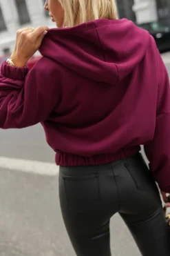 BLUZA DRESOWA BAWEŁNIANA Z KAPTUREM Z MINIMALISTYCZNYM NAPISEM BURGUNDOWA