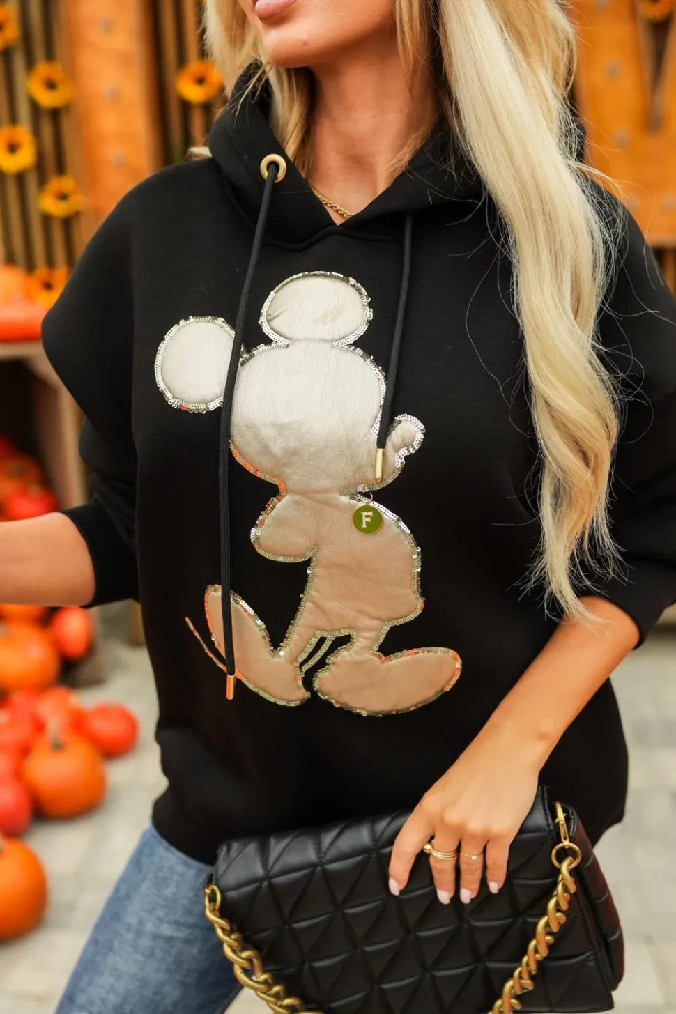 BLUZA DRESOWA OCIEPLANA Z KAPTUREM ZE ZŁOTĄ APLIKACJĄ MICKY CZARNA