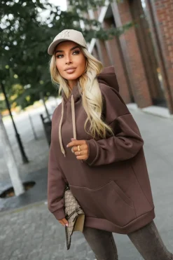 BLUZA DRESOWA Z KAPTUREM OCIEPLANA Z KOLOROWYMI TROCZKAMI BRĄZOWA