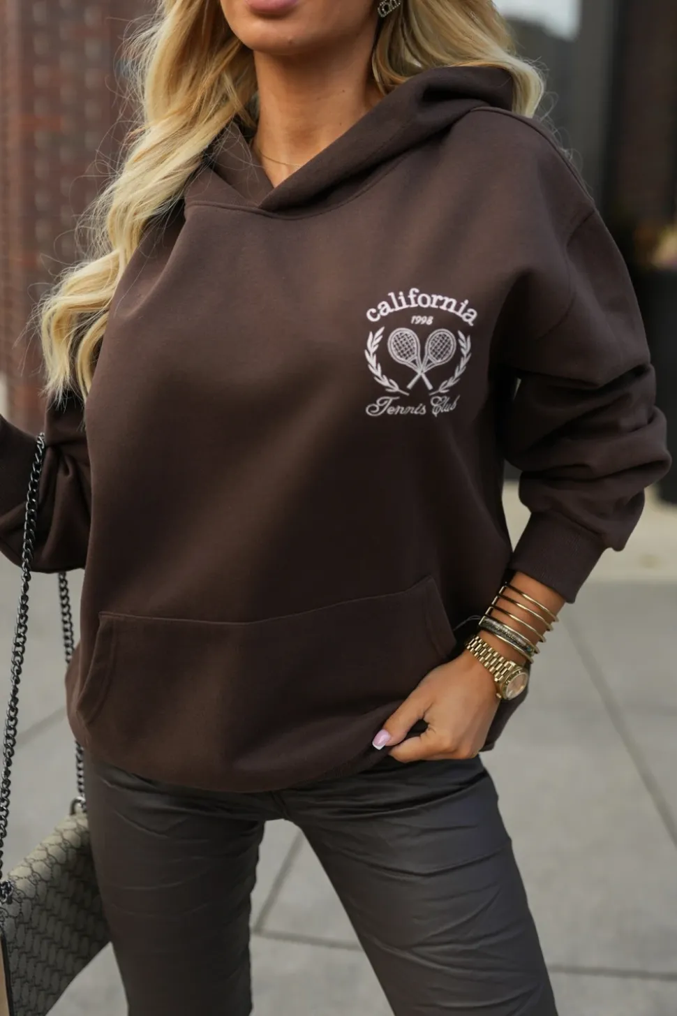 BLUZA DRESOWA Z KAPTUREM Z HAFTOWANYM NAPISEM CALIFORNIA TENNIS CLUB CZEKOLADOWA