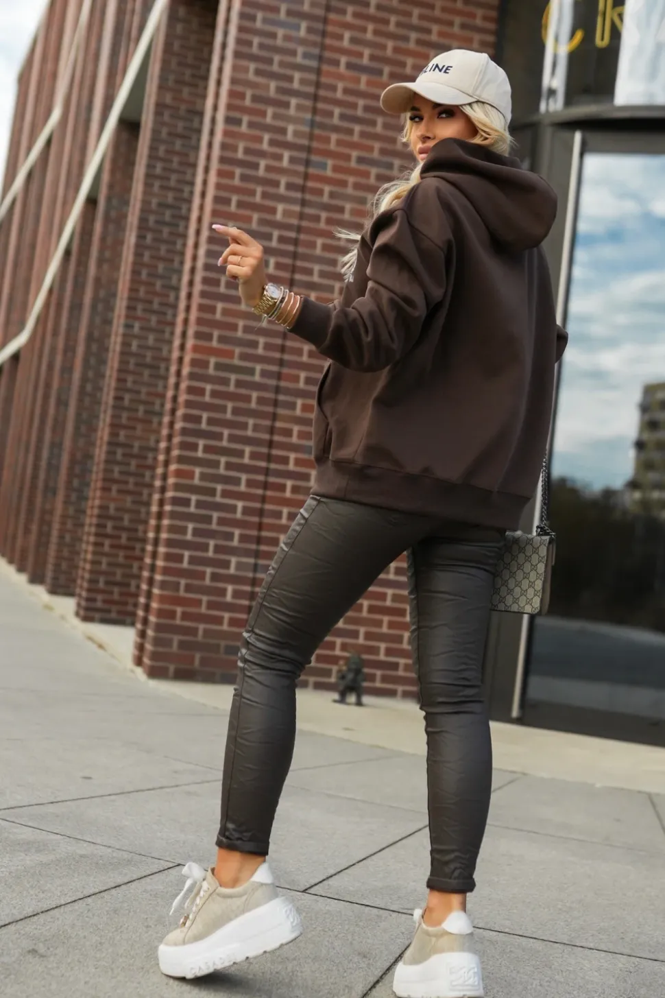 BLUZA DRESOWA Z KAPTUREM Z HAFTOWANYM NAPISEM CALIFORNIA TENNIS CLUB CZEKOLADOWA