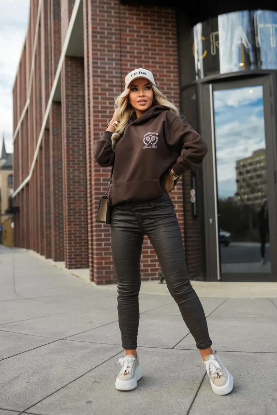 BLUZA DRESOWA Z KAPTUREM Z HAFTOWANYM NAPISEM CALIFORNIA TENNIS CLUB CZEKOLADOWA