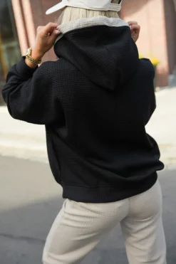 BLUZA DRESOWA Z KAPTUREM WAFFLE Z HAFTEM CZARNA