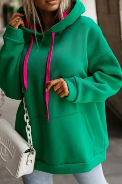 BLUZA DRESOWA Z KAPTUREM OCIEPLANA Z KOLOROWYMI TROCZKAMI ZIELONA