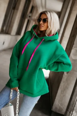 BLUZA DRESOWA Z KAPTUREM OCIEPLANA Z KOLOROWYMI TROCZKAMI ZIELONA