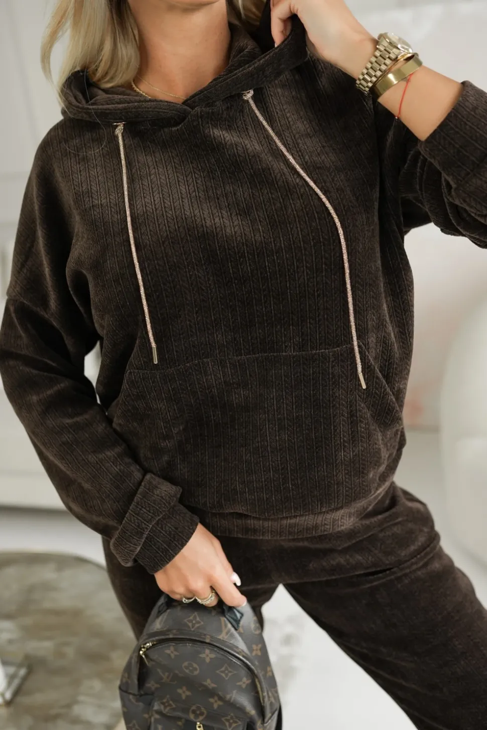 BLUZA DRESOWA Z KAPTUREM TIAGO Z WARKOCZOWYM SPLOTEM CZEKOLADOWA