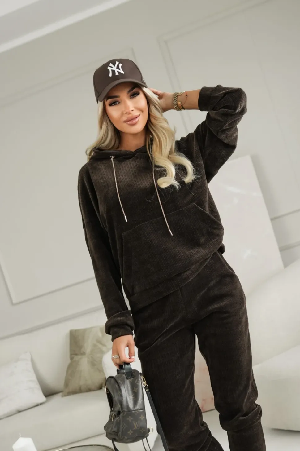 BLUZA DRESOWA Z KAPTUREM TIAGO Z WARKOCZOWYM SPLOTEM CZEKOLADOWA