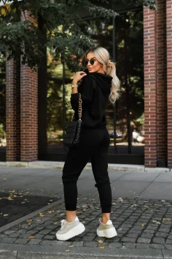 BLUZA DRESOWA Z WISKOZY RICKY Z KAPTUREM ZE ZŁOTYMI TROCZKAMI CZARNA