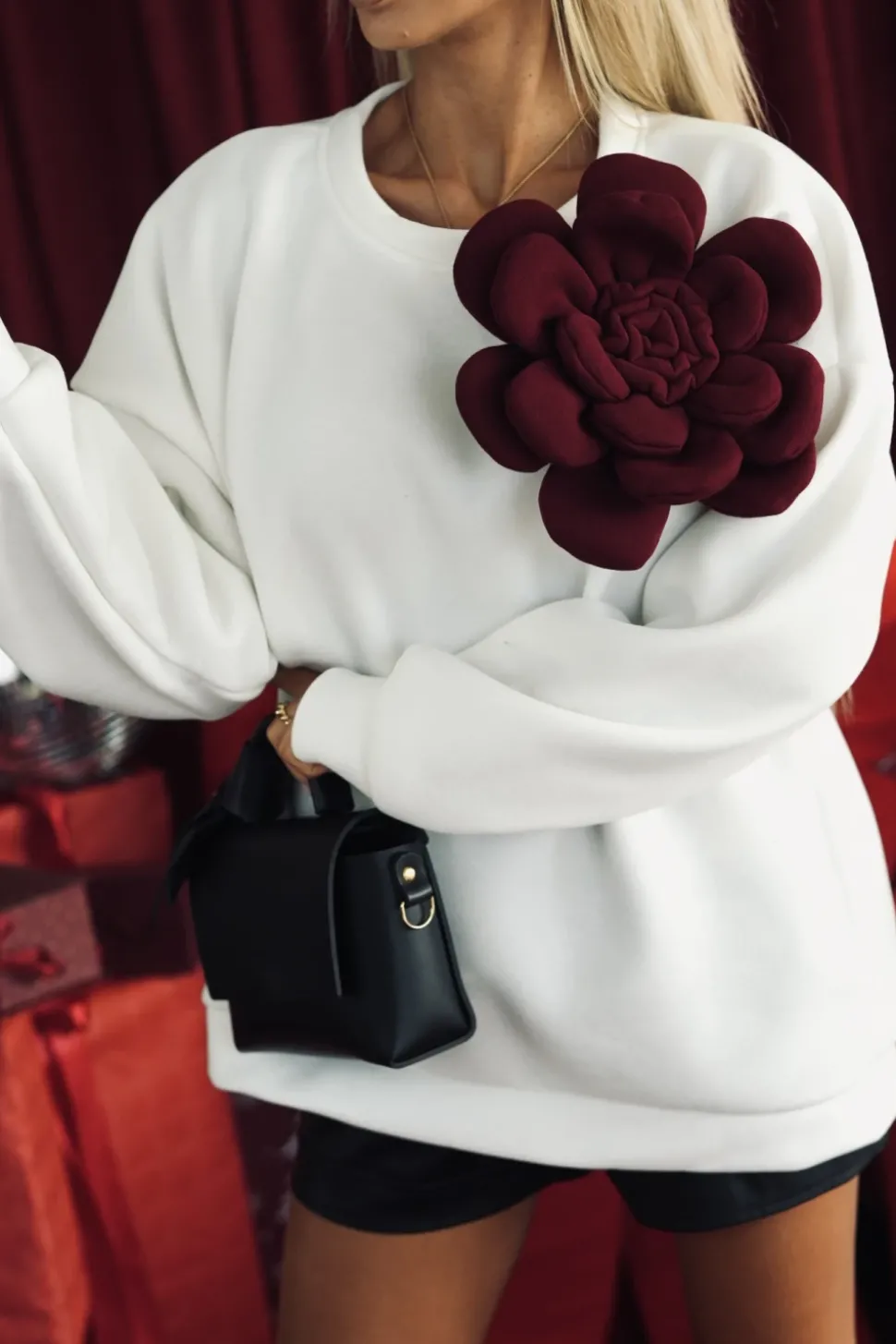 BLUZA OVERSIZE OCIEPLANA Z ODPINANYM KWIATEM 3D BIAŁA
