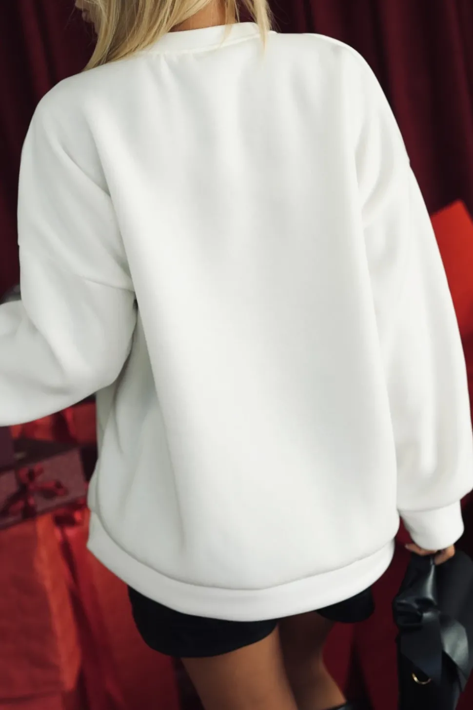 BLUZA OVERSIZE OCIEPLANA Z ODPINANYM KWIATEM 3D BIAŁA