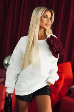 BLUZA OVERSIZE OCIEPLANA Z ODPINANYM KWIATEM 3D BIAŁA