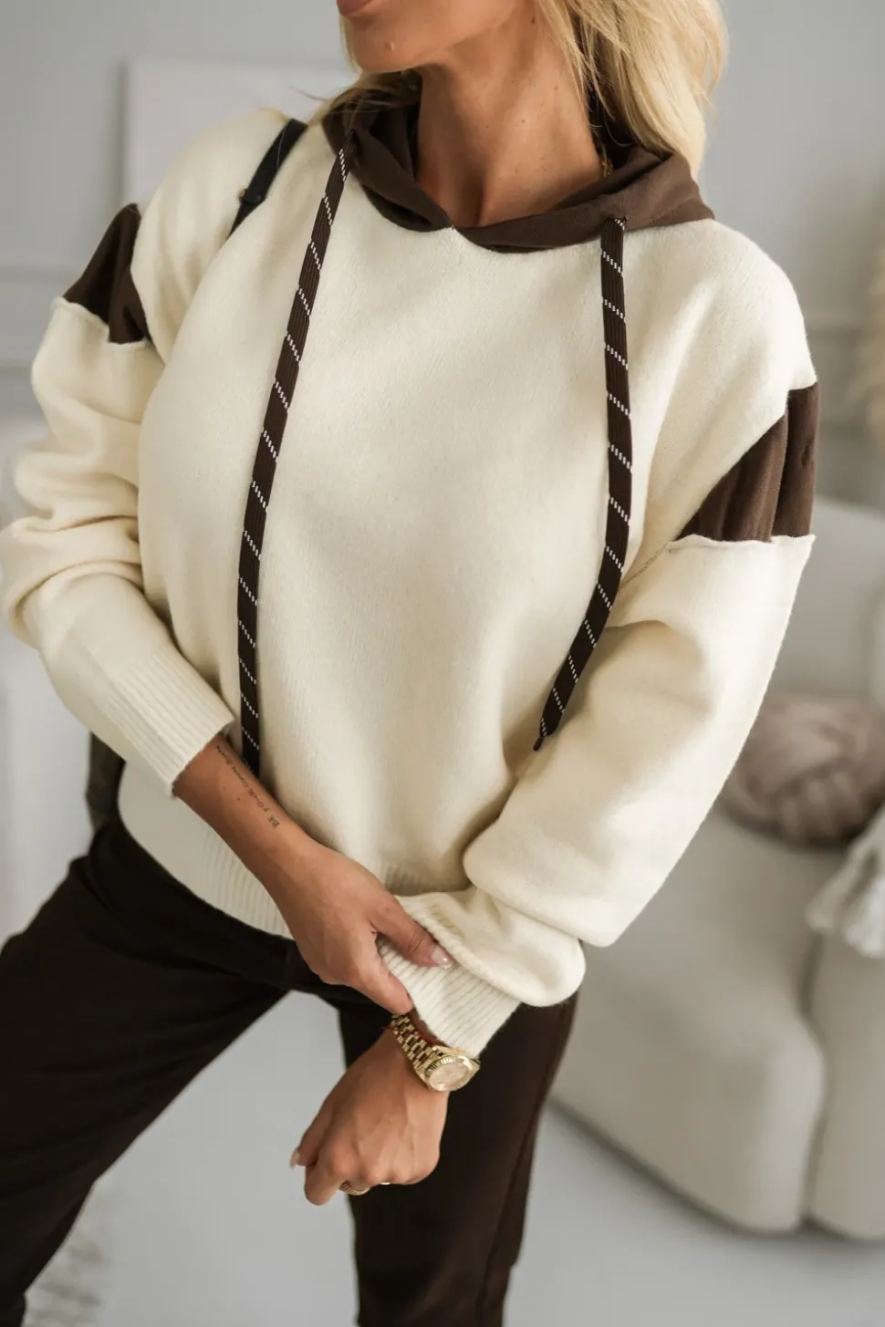 BLUZA SWETERKOWA SARA Z KAPTUREM BEŻOWO- CZEKOLADOWA