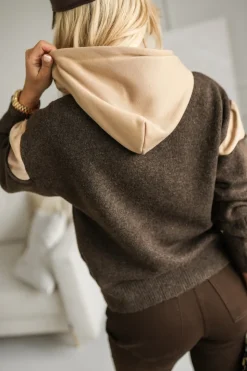 BLUZA SWETERKOWA SARA Z KAPTUREM CZEKOLADOWA