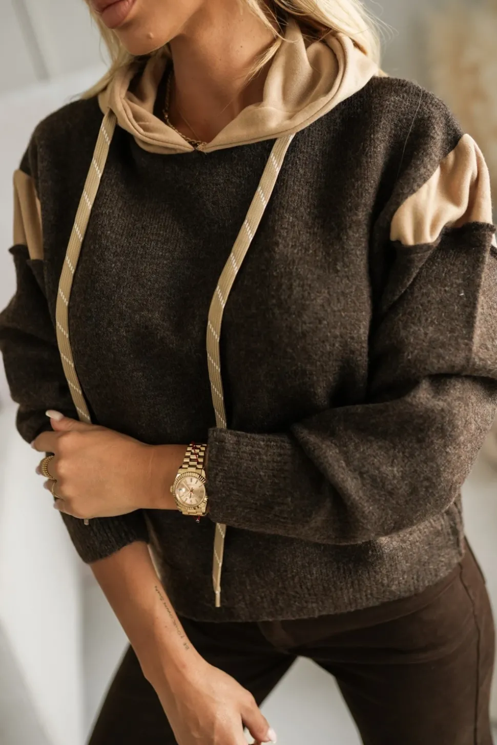 BLUZA SWETERKOWA SARA Z KAPTUREM CZEKOLADOWA