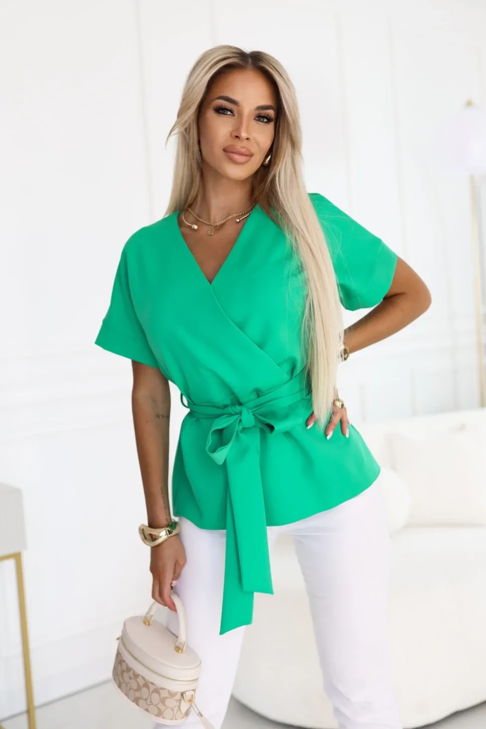 BLUZKA ALICE Z KRÓTKIM RĘKAWEM Z KOPERTOWYM DEKOLTEM ZIELONA