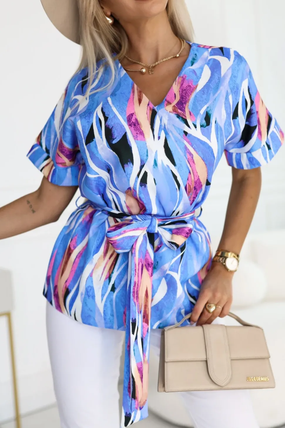 BLUZKA ALICE Z KRÓTKIM RĘKAWEM Z KOPERTOWYM DEKOLTEM NIEBIESKO-BIAŁA