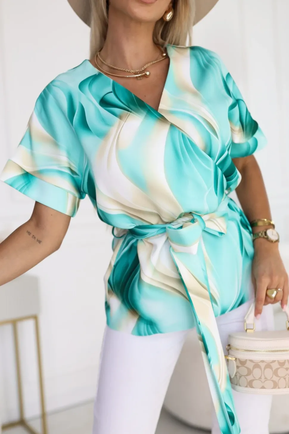 BLUZKA ALICE Z KRÓTKIM RĘKAWEM Z KOPERTOWYM DEKOLTEM ZIELONO-BEŻOWA