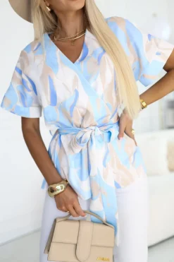 BLUZKA ALICE Z KRÓTKIM RĘKAWEM Z KOPERTOWYM DEKOLTEM BŁĘKITNO-BEŻOWA