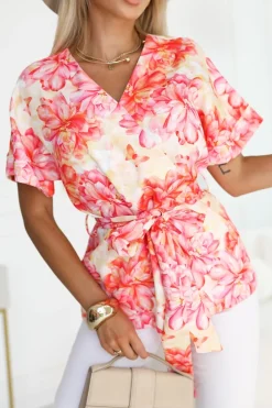 BLUZKA ALICE Z KRÓTKIM RĘKAWEM Z KOPERTOWYM DEKOLTEM ŻÓŁTO-POMARAŃCZOWA W KWIATY