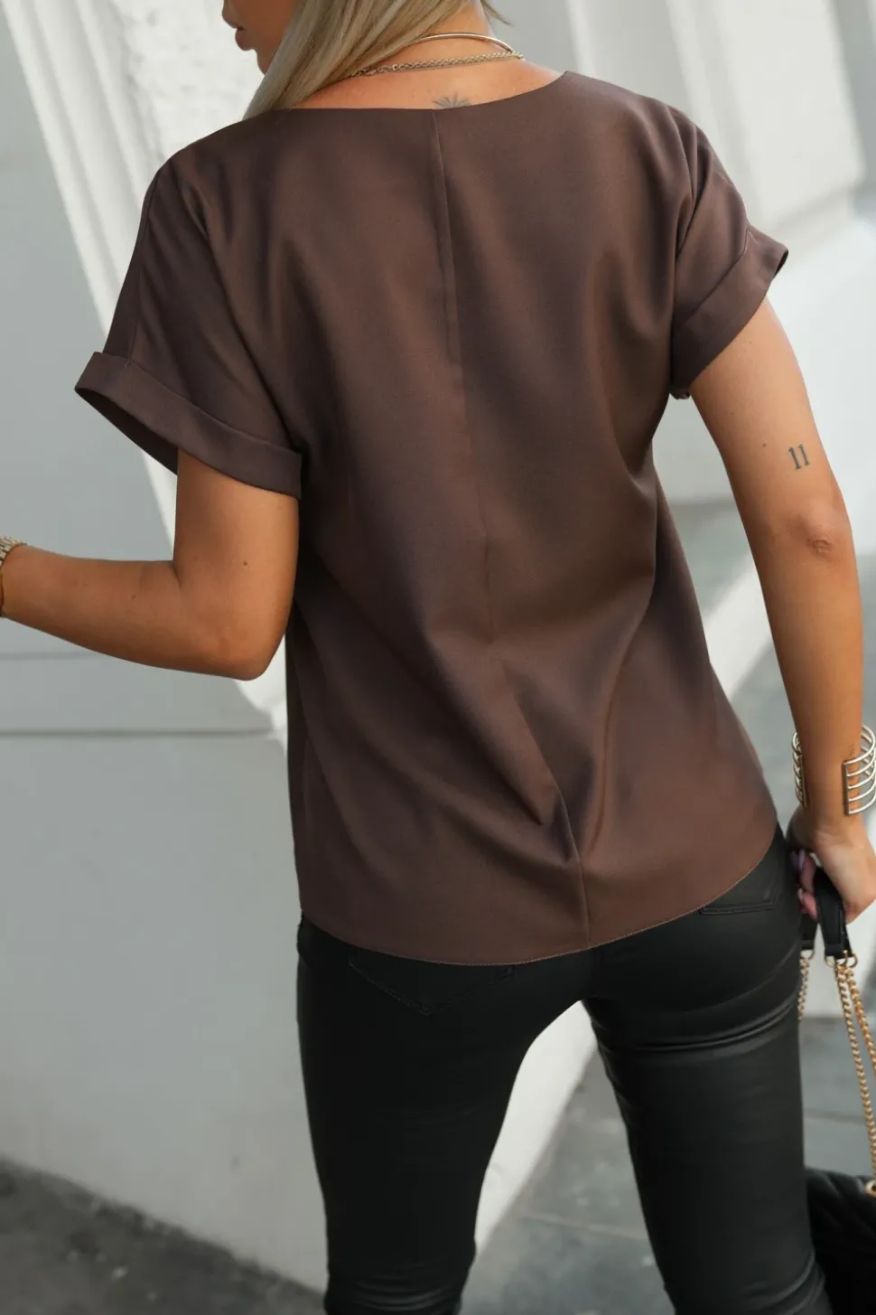 BLUZKA AMORE Z DEKOLTEM W SEREK BRĄZOWA