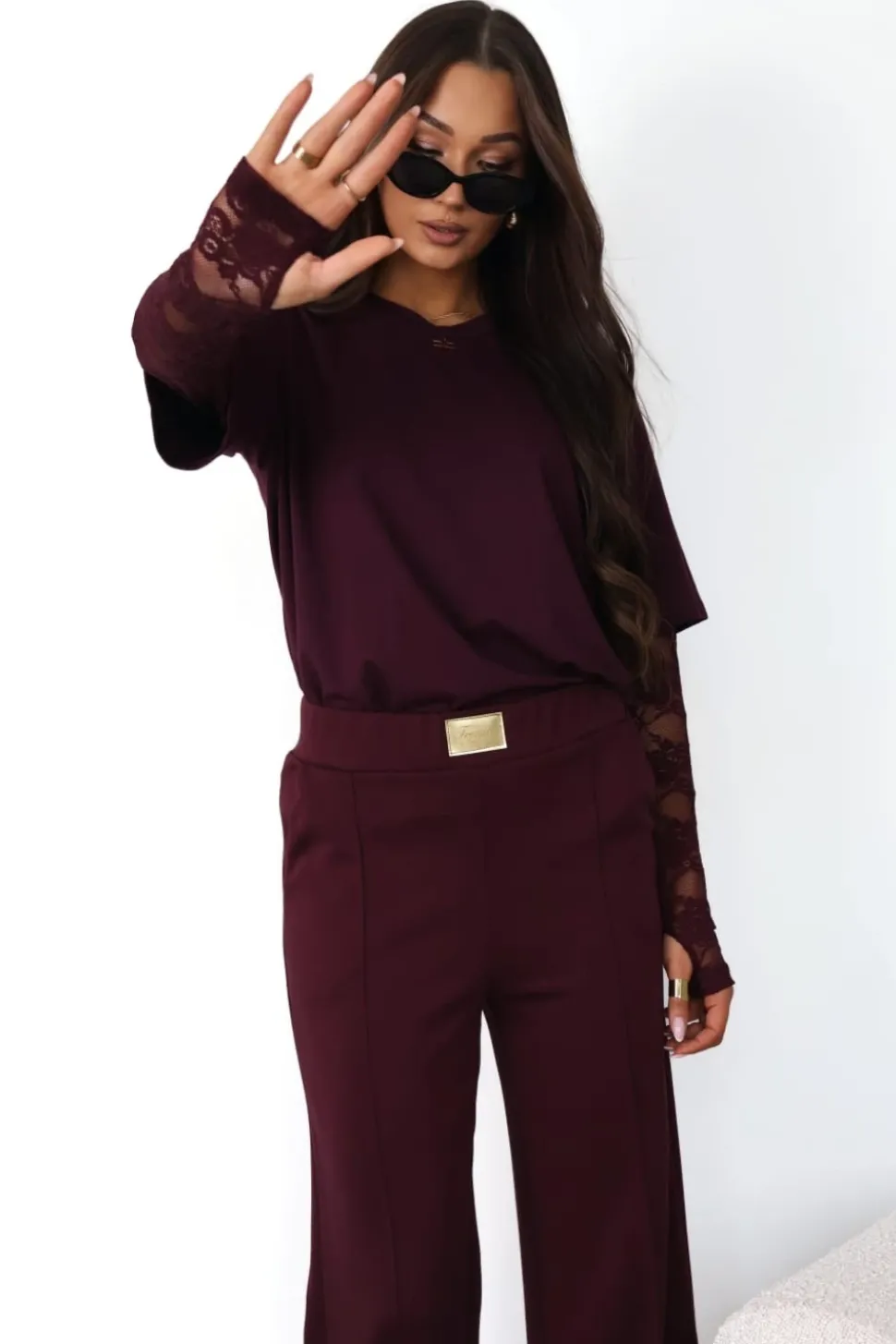 BLUZKA BASIC BAWEŁNIANA Z KORONKOWYMI RĘKAWAMI JAGODOWA