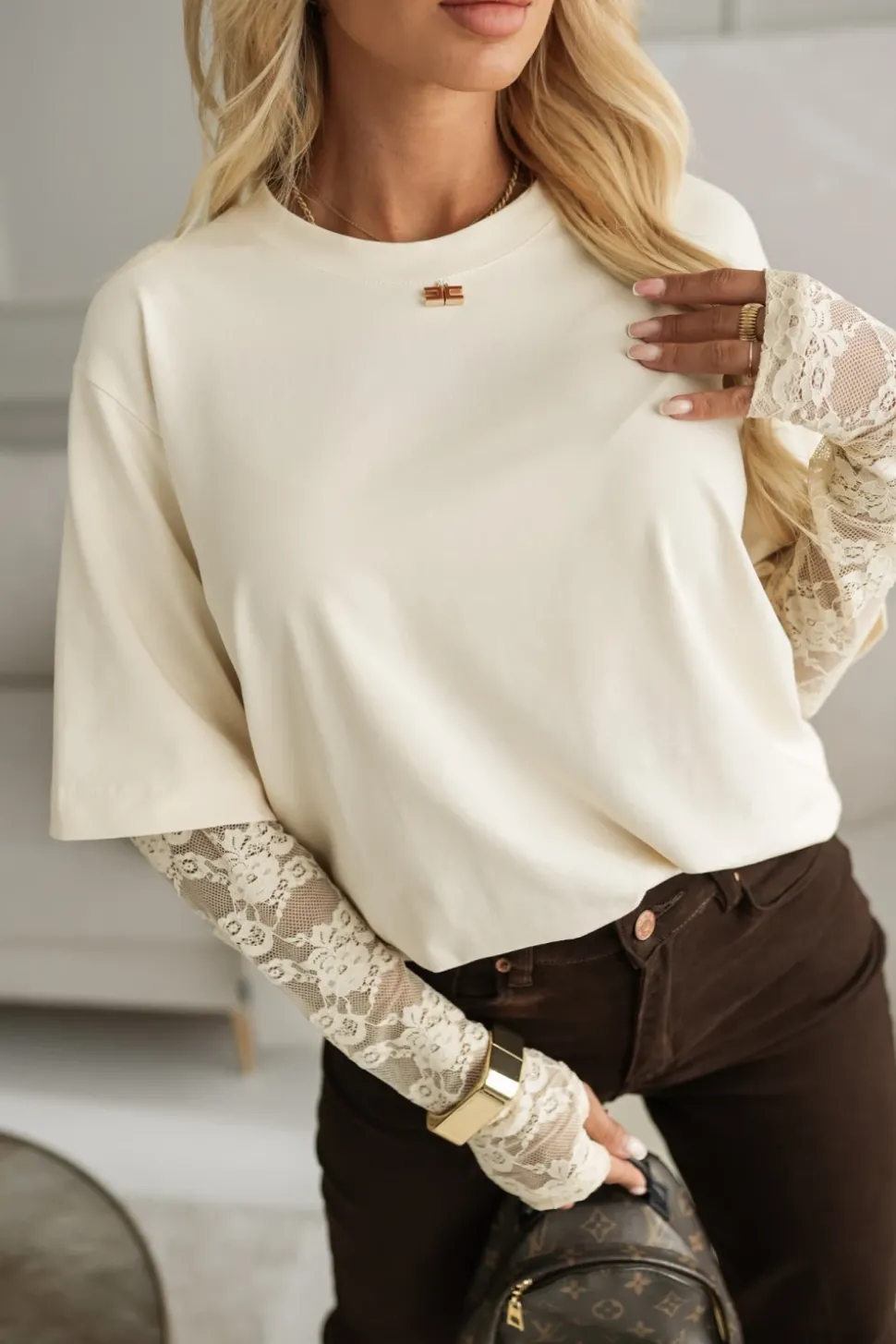 BLUZKA BASIC BAWEŁNIANA Z KORONKOWYMI RĘKAWAMI KOKOSOWA