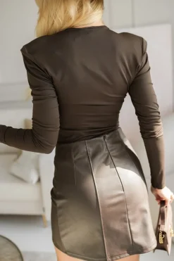 BLUZKA BASIC Z GŁĘBOKIM DEKOLTEM Z PODUSZKAMI NA RAMIONACH CZEKOLADOWA