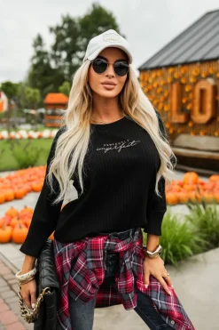 BLUZKA BASIC Z PRĄŻKOWANEGO MATERIAŁU Z MINIMALISTYCZNYM NAPISEM CZARNA