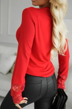 BLUZKA BAWEŁNIANA ALICE ZDOBIONA KORONKĄ I CYRKONIAMI CZERWONA