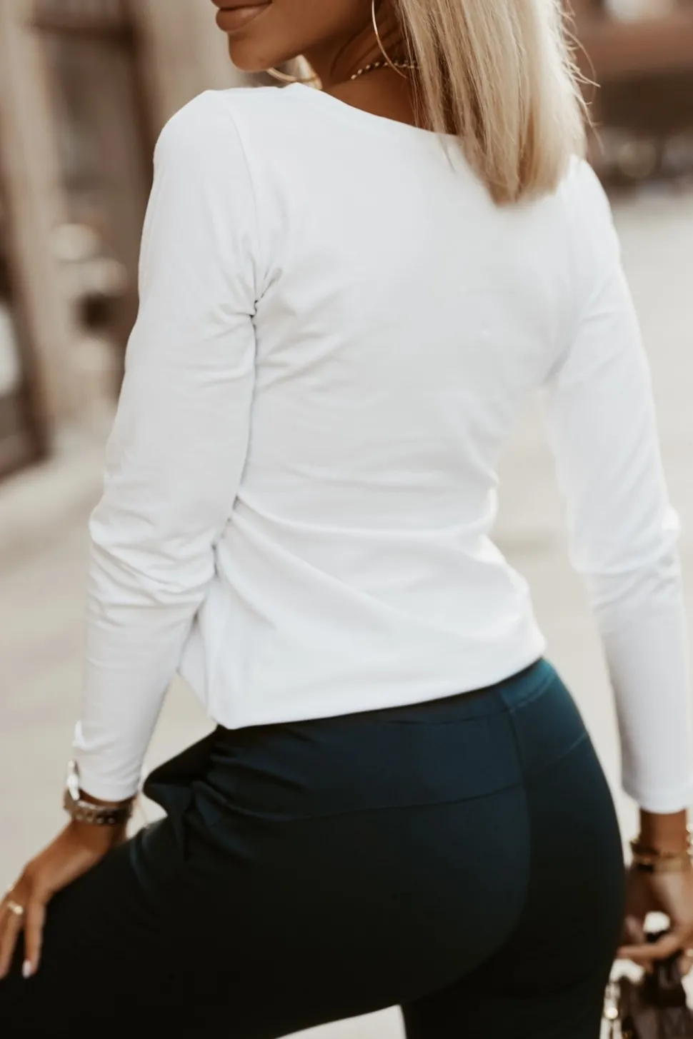 BLUZKA BAWEŁNIANA BASIC Z DŁUGIM RĘKAWEM V DEKOLT BIAŁA