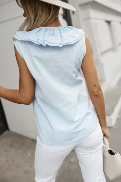 BLUZKA BAWEŁNIANA MIA Z DEKOLTEM ZDOBIONYM FALBANKAMI BŁĘKITNA