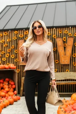 BLUZKA BAWEŁNIANA SISI Z PRĄŻKOWANEGO MATERIAŁU Z KORONKĄ NA PLECACH BEŻOWA