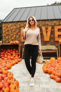 BLUZKA BAWEŁNIANA SISI Z PRĄŻKOWANEGO MATERIAŁU Z KORONKĄ NA PLECACH BEŻOWA