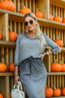 BLUZKA DEKATYZOWANA VENUS Z PRĄŻKOWANEGO MATERIAŁU Z DEKOLTEM W SEREK SZARA