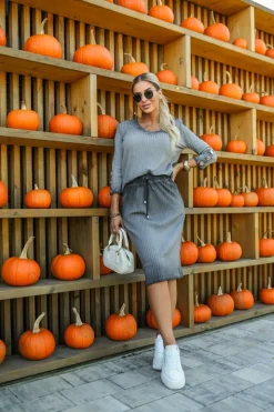 BLUZKA DEKATYZOWANA VENUS Z PRĄŻKOWANEGO MATERIAŁU Z DEKOLTEM W SEREK SZARA