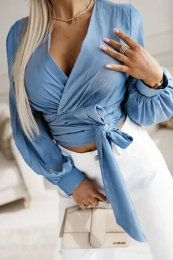 BLUZKA DIAMOND Z KOPERTOWYM DEKOLTEM NIEBIESKI JEANS