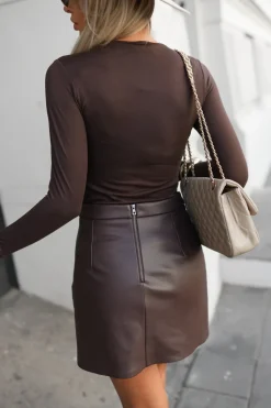 BLUZKA GIMME Z DEKOLTEM V BRĄZOWA