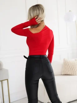 BLUZKA JULIA Z EFEKTOWNYM DEKOLTEM CZERWONA